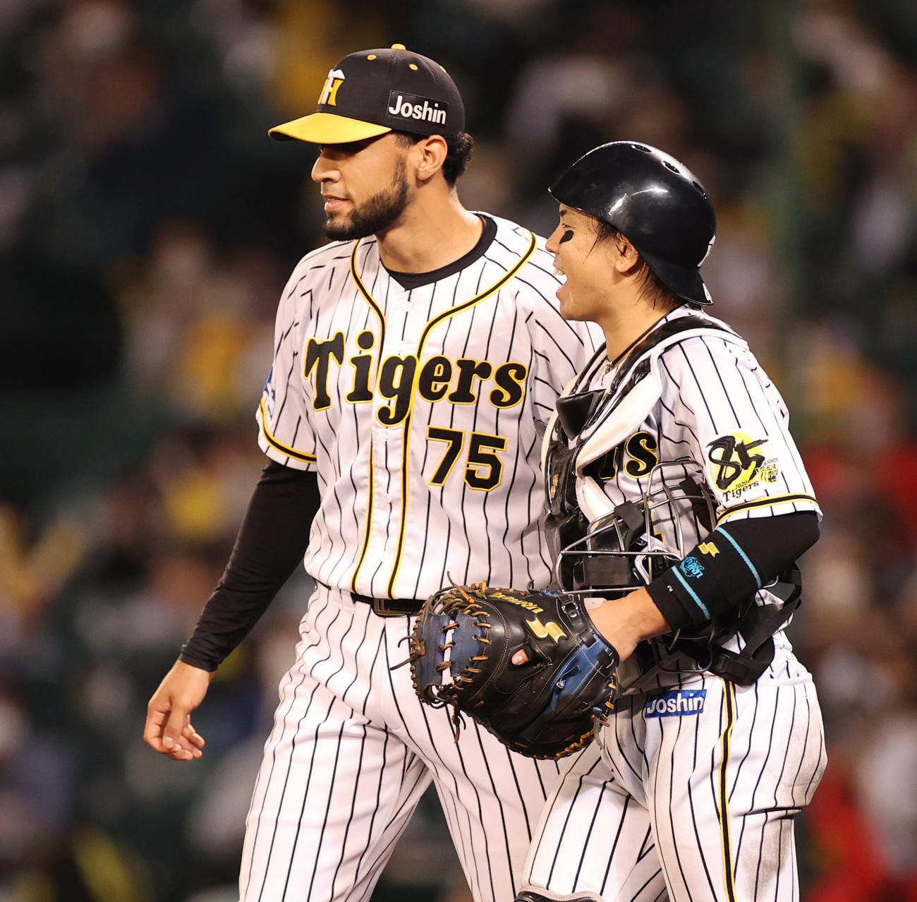 阪神対ヤクルト　9回、失点するもセーブをあげ捕手梅野隆太郎（右）とタッチを交わすロベルト・スアレス（撮影・清水貴仁）
