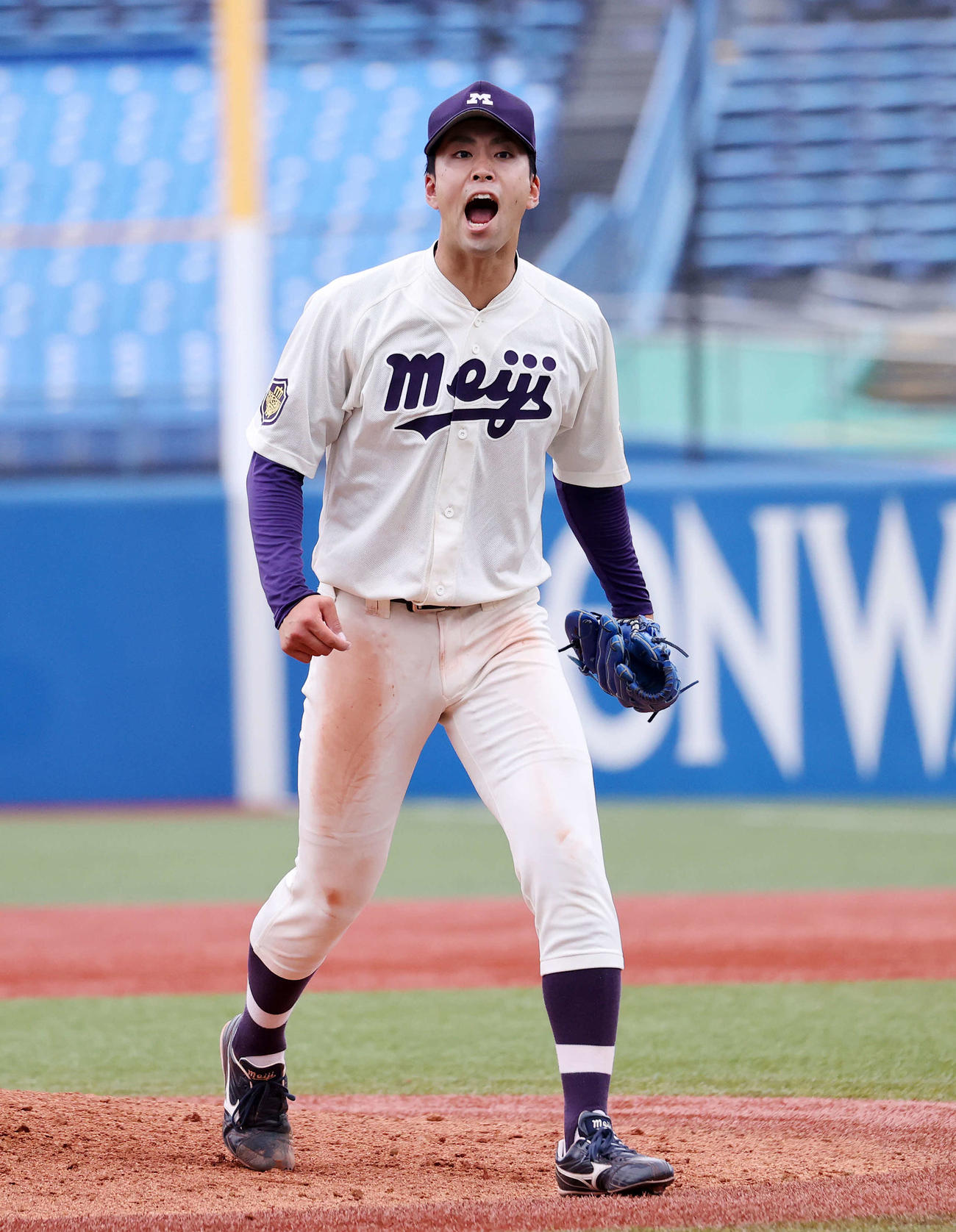 明大対慶大　3回裏、慶大の攻撃を抑えほえる明大・入江（撮影・鈴木正人）