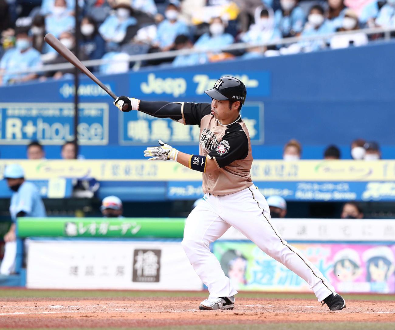 ロッテ対日本ハム　4回表日本ハム2死、右前打を放つ近藤（撮影・黒川智章）