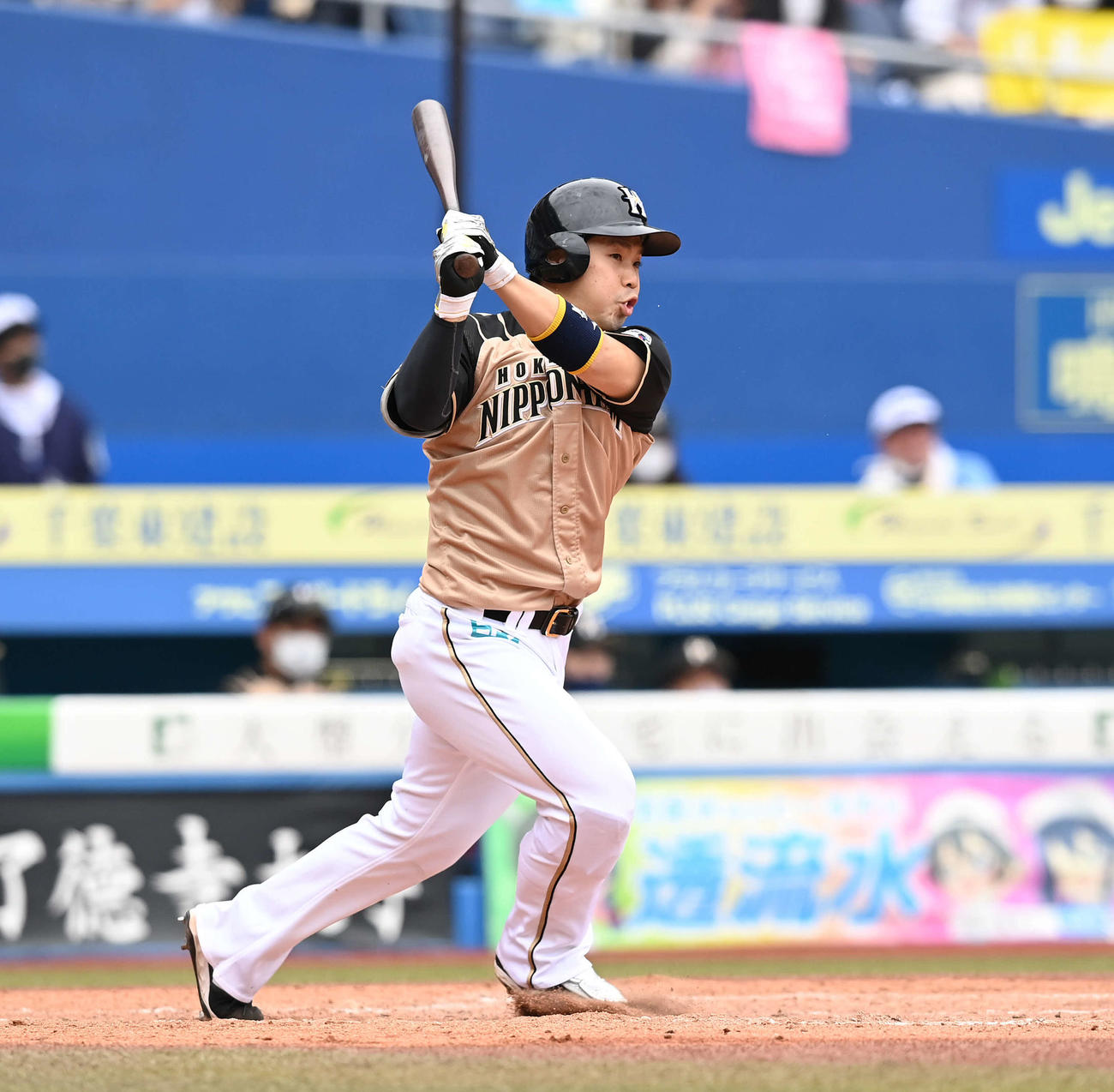 ロッテ対日本ハム　5回表日本ハム1死満塁、右2点適時打を放つ近藤（撮影・鈴木みどり）
