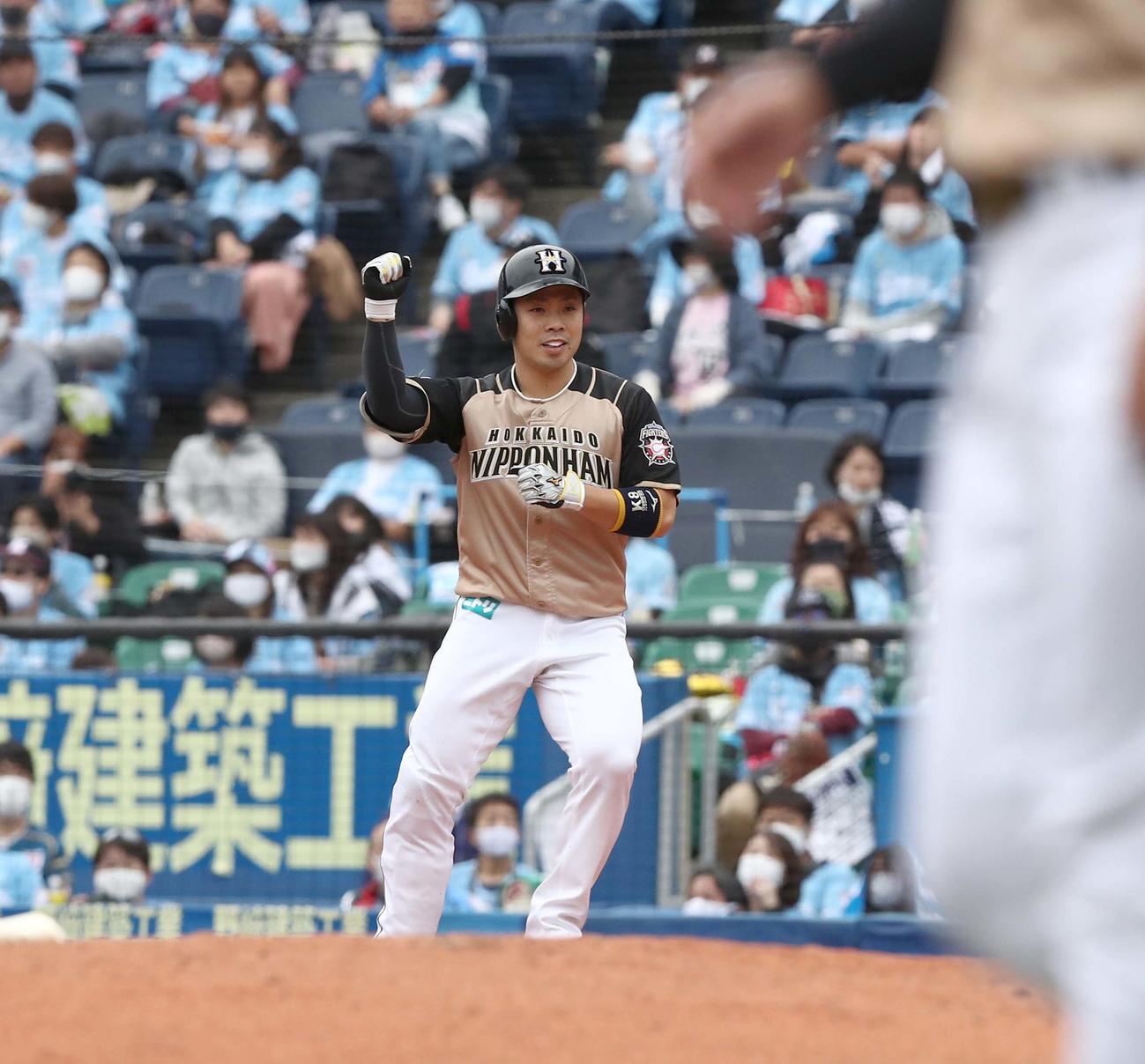ロッテ対日本ハム　5回表日本ハム1死満塁、右前2点適時打を放ちガッツポーズの近藤（撮影・黒川智章）