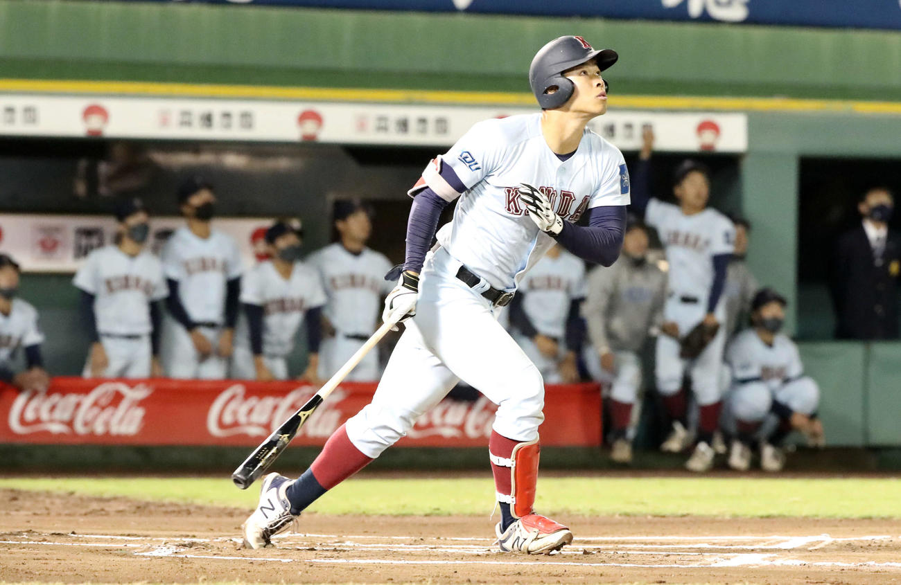 近大対関大　タイブレークの11回表近大無死一、二塁、右越え3点本塁打を放つ佐藤（撮影・加藤哉）