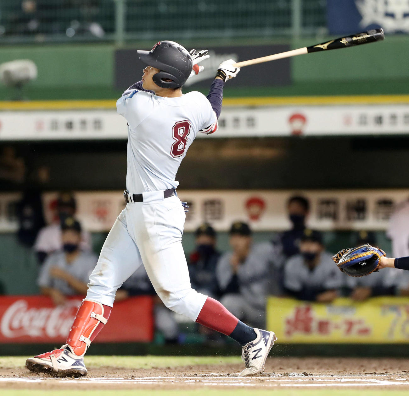 近大対関大　タイブレークの11回表近大無死一、二塁、佐藤は右越え3点本塁打を放つ（撮影・加藤哉）