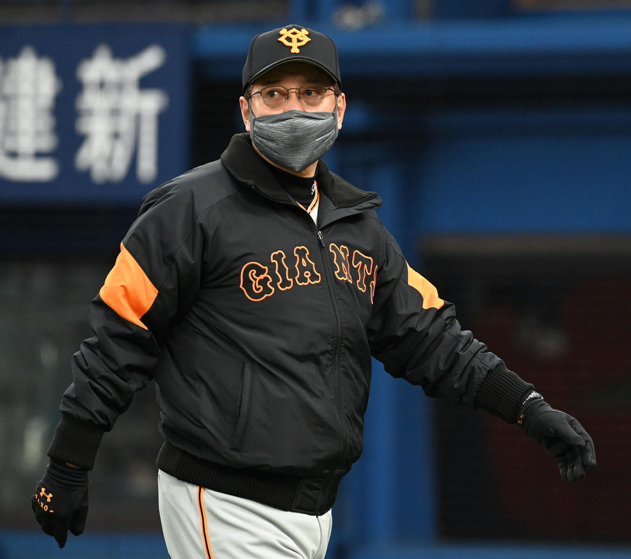 DeNA対巨人　7回途中、畠を降板させてベンチに戻る巨人原監督（撮影・山崎安昭）