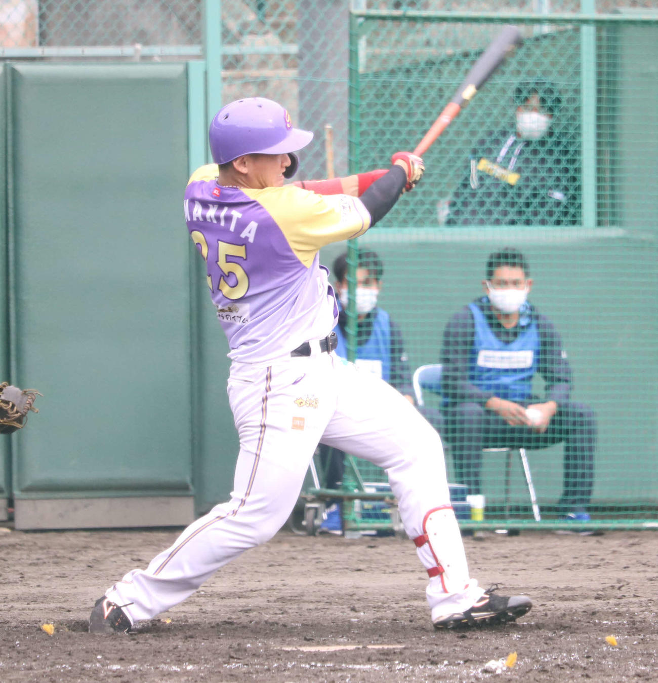 BCリーグ東地区CS神奈川対栃木　3回表神奈川2死一、二塁、左前適時打を放つBC・神奈川の牧田（撮影・湯本勝大）