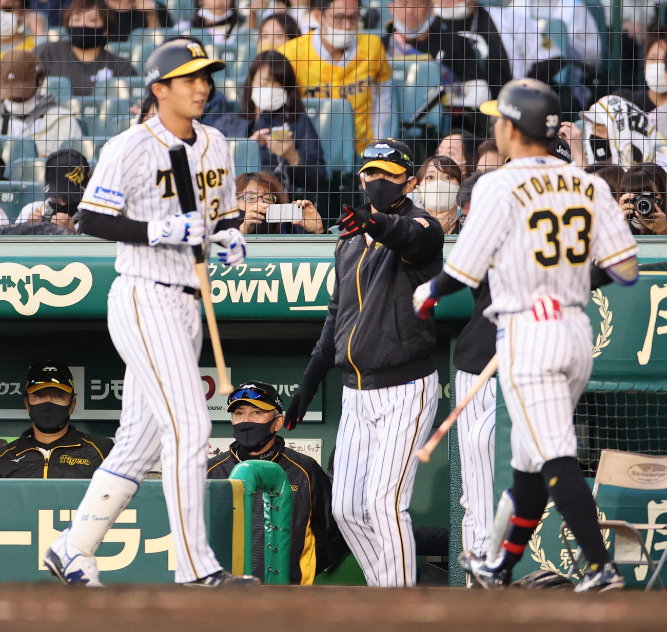 阪神対ヤクルト　7回裏阪神2死一塁、代打井上（左）を告げる矢野監督（撮影・清水貴仁）