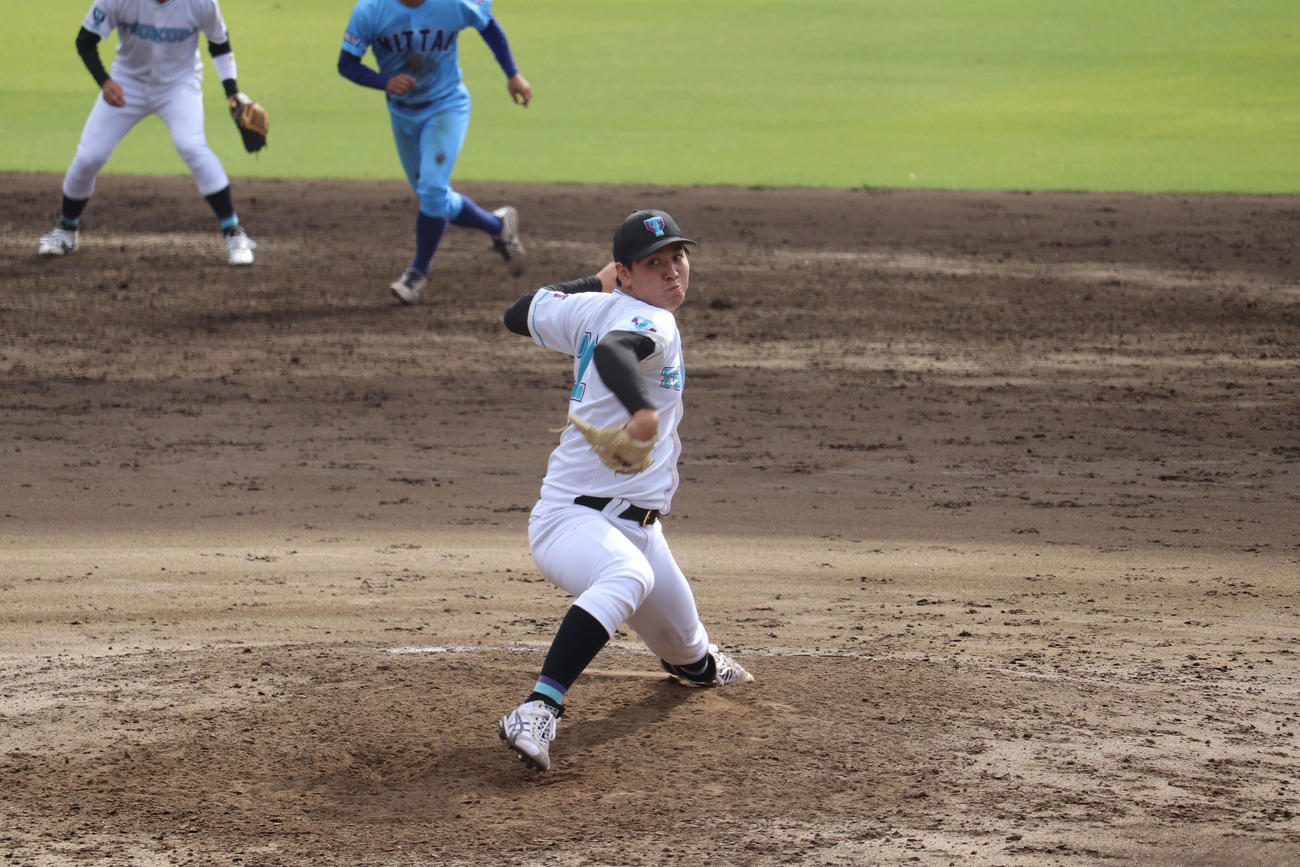 日体大対筑波大　筑波大　延長10回、5番手投手としてマウンドに上がり、タイブレークを1失点に抑えた加藤（撮影・保坂淑子）