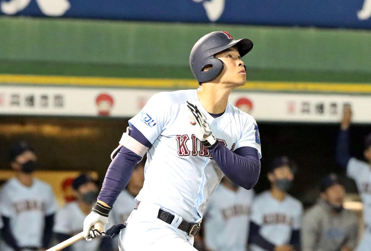 近大対関大　タイブレークの11回表近大無死一、二塁、右越え3点本塁打を放つ佐藤（撮影・加藤哉）