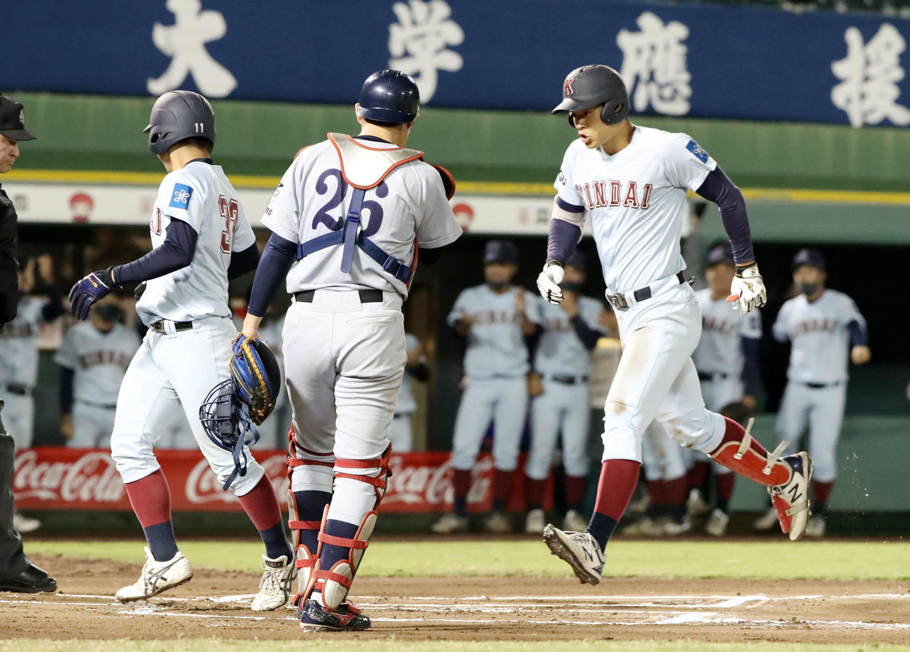 近大対関大　タイブレークの11回表近大無死一、二塁、リーグ最多本塁打記録を更新する右越え3点本塁打を放ち、生還する佐藤（右）（撮影・加藤哉）
