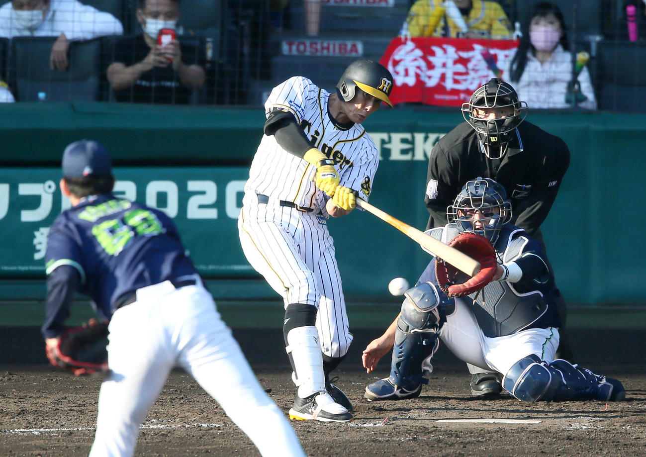 阪神対ヤクルト　4回裏阪神2死一、三塁、糸井は右前適時打を放つ（撮影・上山淳一）
