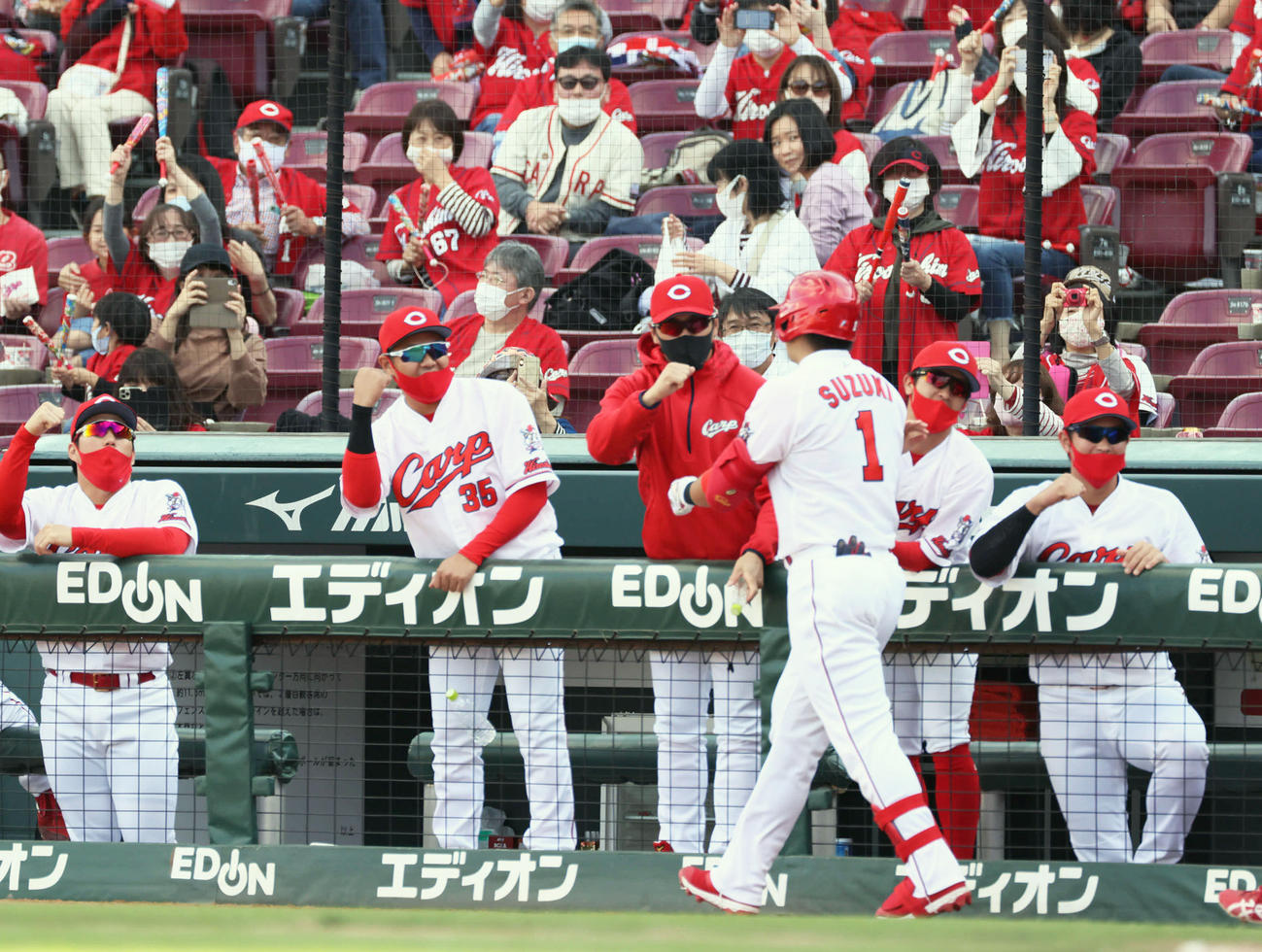 5回裏広島2死一、二塁、左越え3点本塁打を放った鈴木誠を迎える広島ナイン（撮影・加藤孝規）