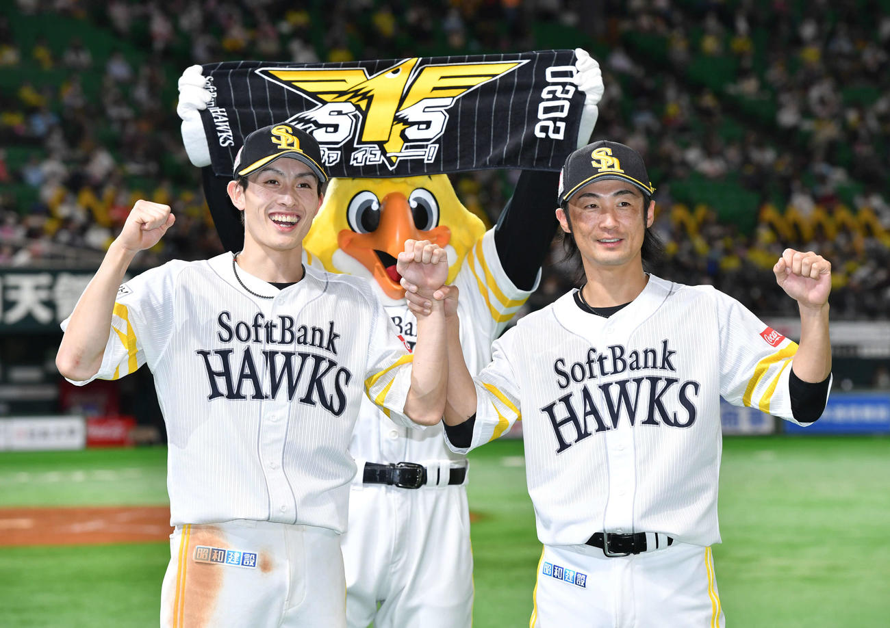ソフトバンク対楽天　8連勝を決め、笑顔でガッツポーズする周東（左）と明石（撮影・岩下翔太）