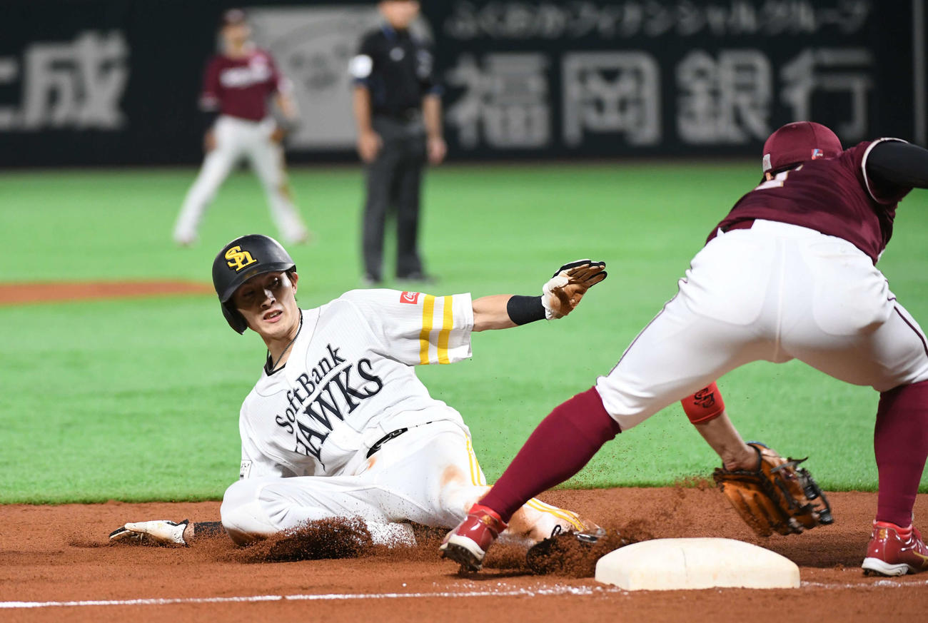 ソフトバンク対楽天　5回裏ソフトバンク無死二塁、打者中村晃の時、周東は三盗を決める（撮影・今浪浩三）