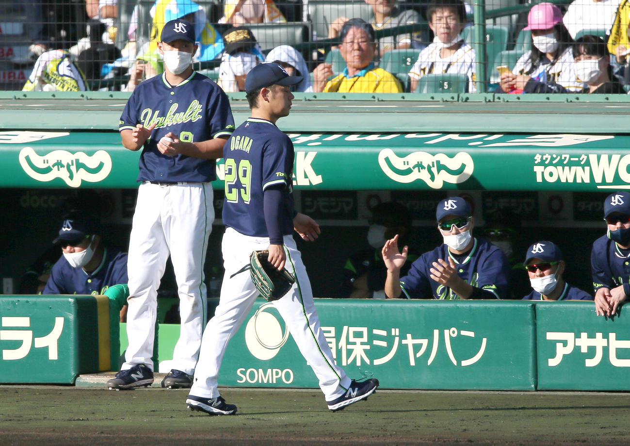 ヤクルト先発の小川泰弘（手前）は2回途中4失点で降板となりベンチへ引き揚げる（撮影・上山淳一）