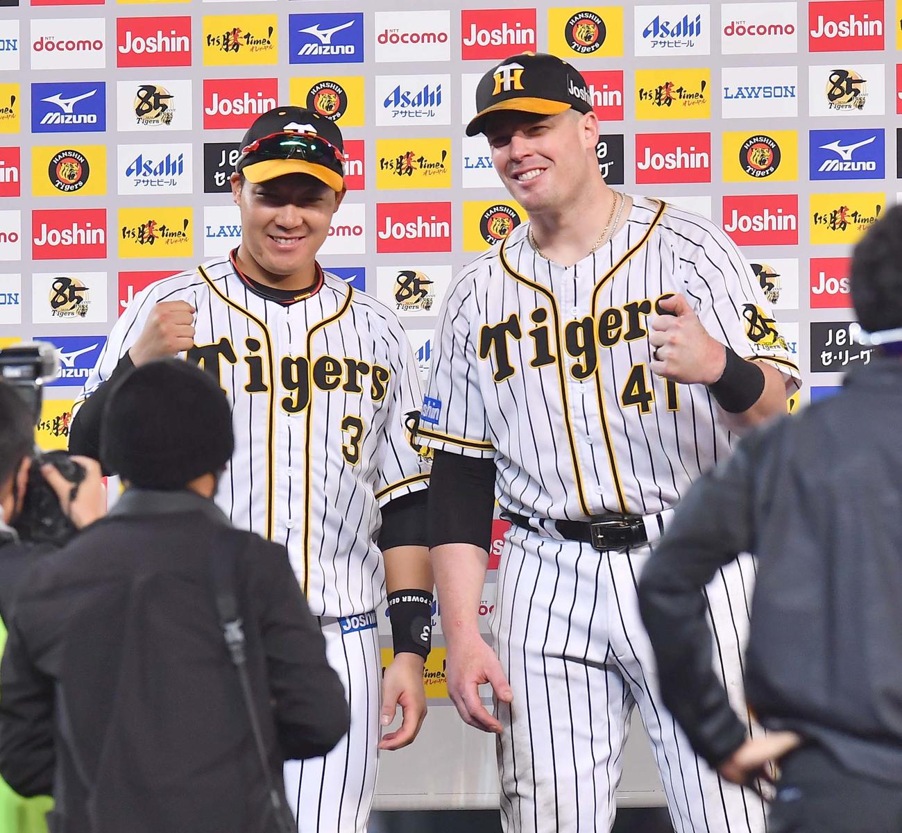 阪神対ヤクルト　お立ち台でガッツポーズするジャスティン・ボーア（右）と大山悠輔（撮影・上田博志）