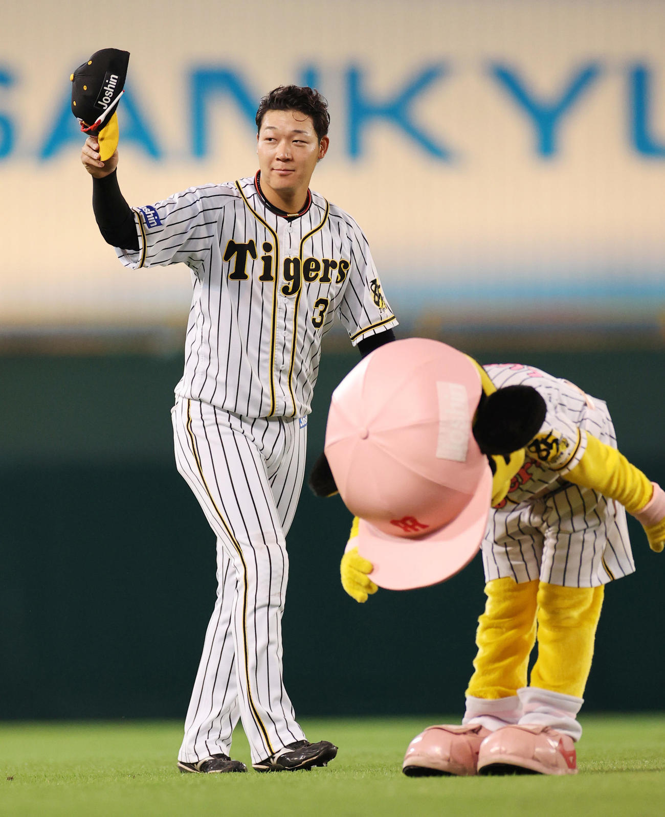 阪神対ヤクルト　試合後、ファンにあいさつする大山（撮影・清水貴仁）