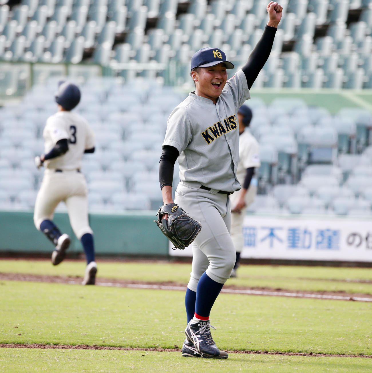 9回裏京大2死三塁、関学大・石丸は立平を三振に仕留めガッツポーズを見せる（撮影・加藤哉）