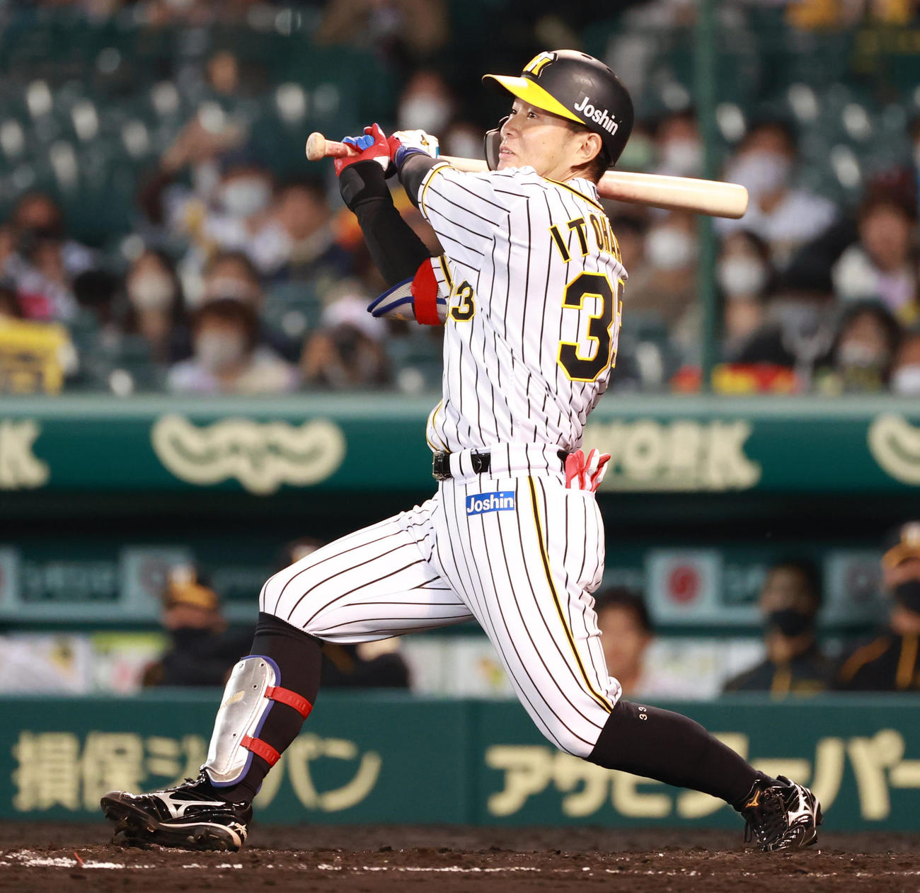 阪神対ヤクルト　5回裏阪神1死三塁、左前へ同点適時打を放つ糸原健斗（撮影・清水貴仁）