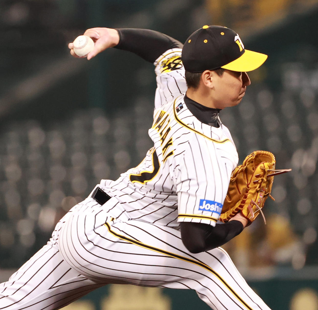 阪神対ヤクルト　8回に登板する岩崎（撮影・清水貴仁）