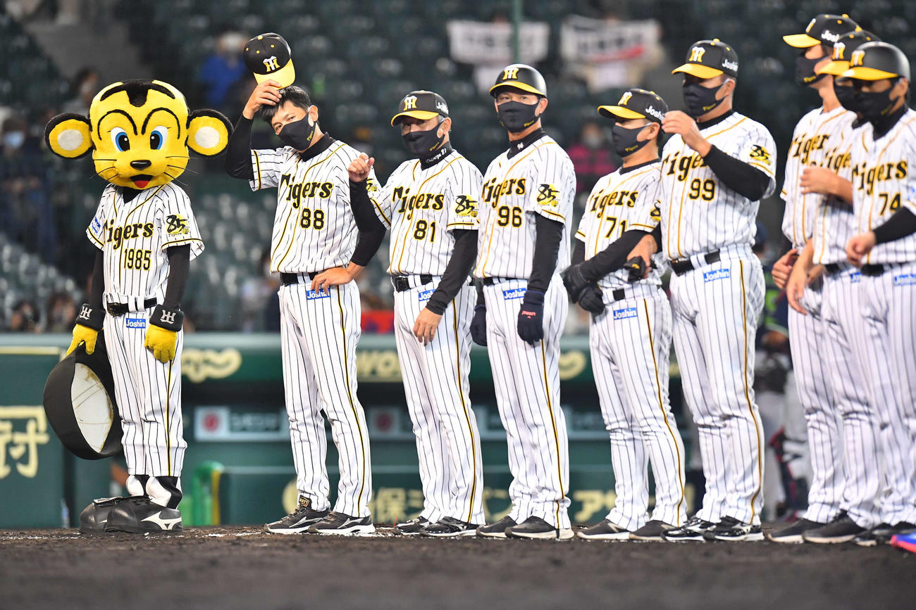 阪神対ヤクルト　ヤクルトと引き分けファンにあいさつする矢野燿大監督（左から2人目）（撮影・上田博志）