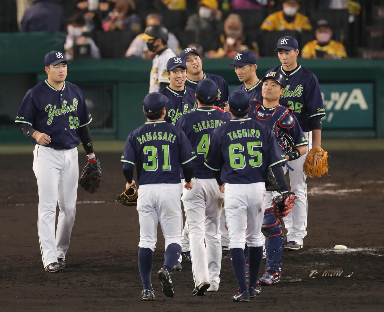 阪神対ヤクルト　阪神と引き分けに終わり、エアタッチを交わすヤクルトナイン（撮影・前田充）