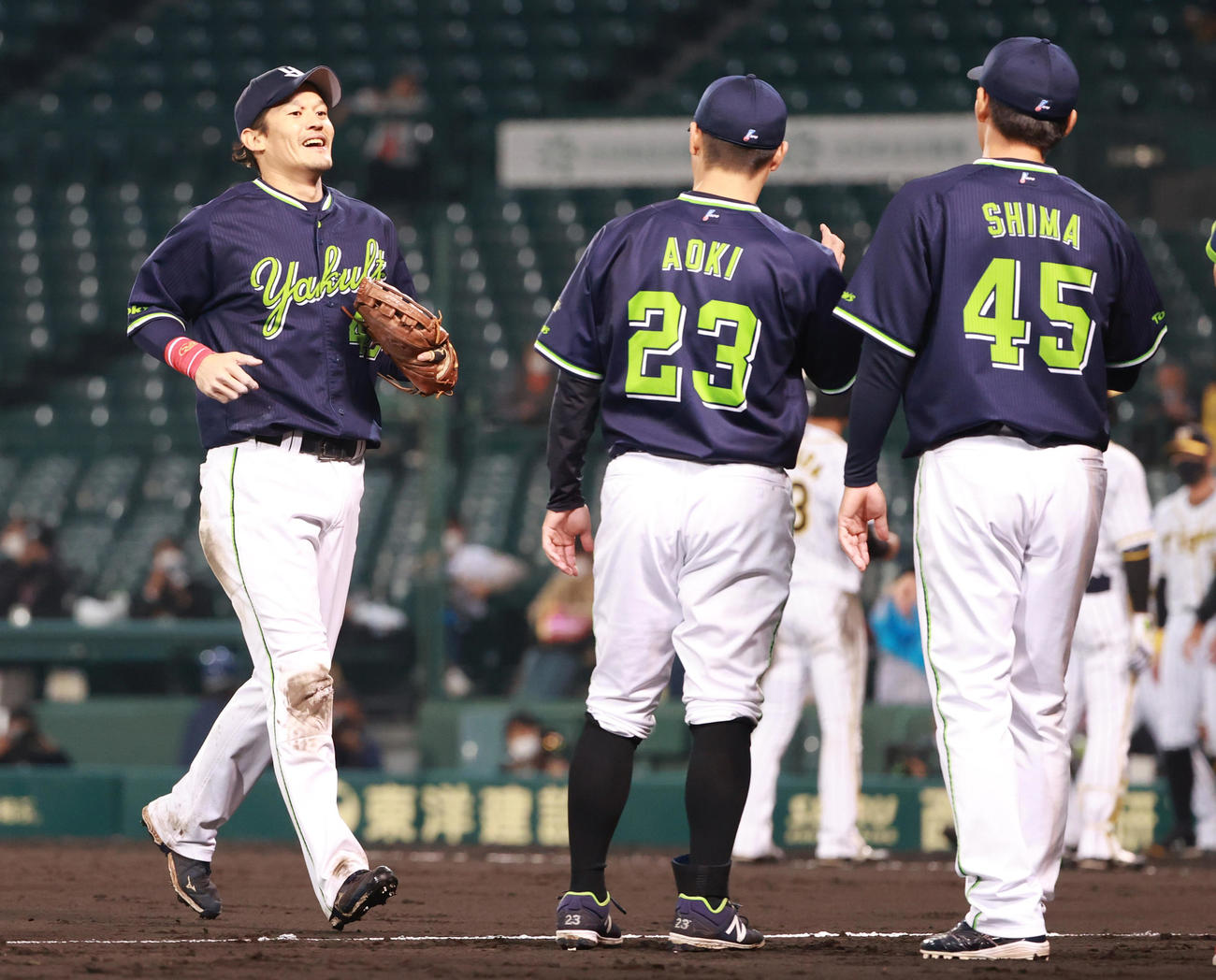 阪神対ヤクルト　延長10回引き分けに終わりタッチを交わす坂口智隆（左）（撮影・清水貴仁）