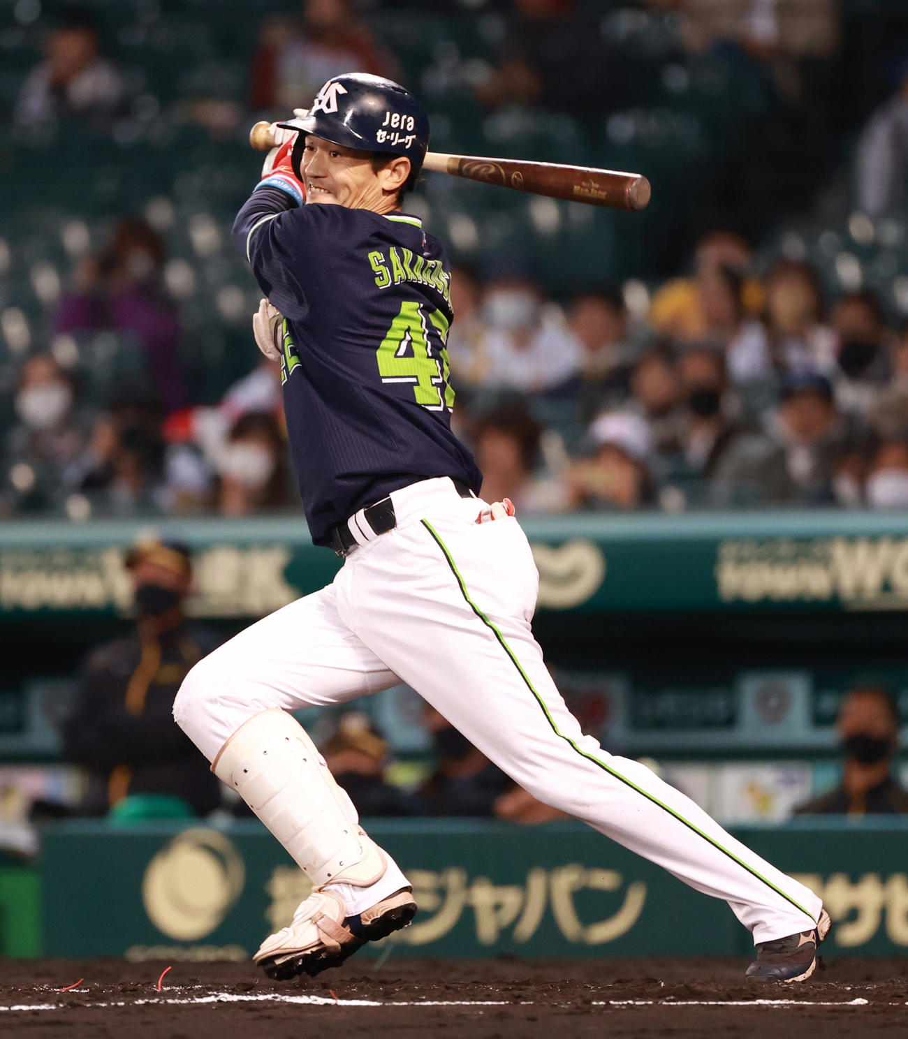 阪神対ヤクルト　4回表ヤクルト無死一、二塁、左翼線への先制適時打を放つ坂口智隆、これで通算1500安打を達成する（撮影・清水貴仁）