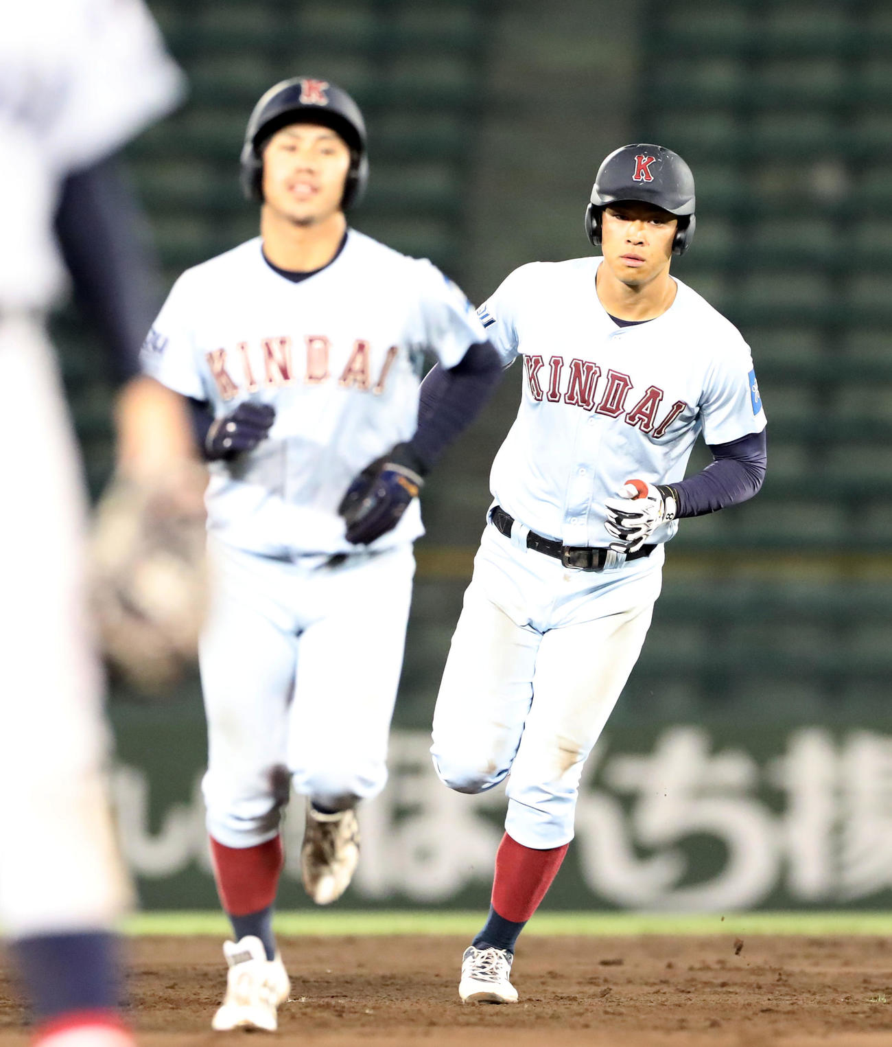 近大対関大　11回表、本塁打を放ちベースを回る佐藤（奥）（撮影・加藤哉）