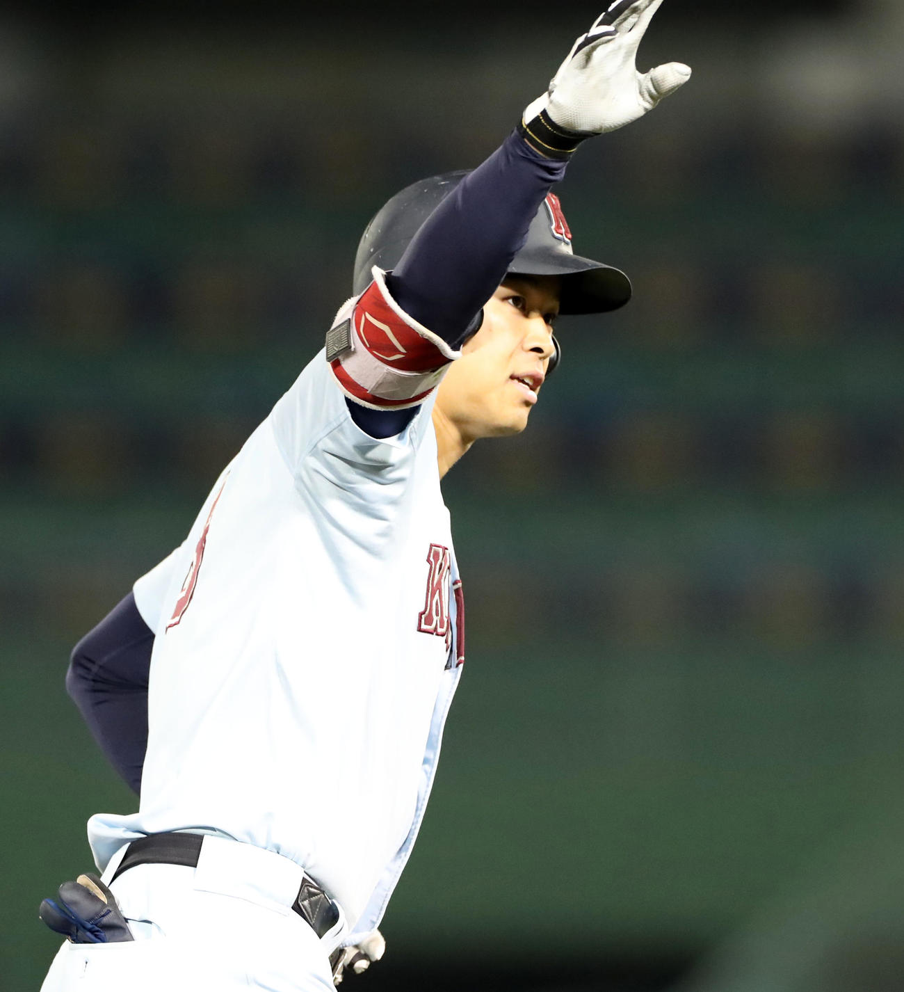 近大対関大　11回表、佐藤は本塁打を放ちリーグ最多本塁打記録を更新（撮影・加藤哉）