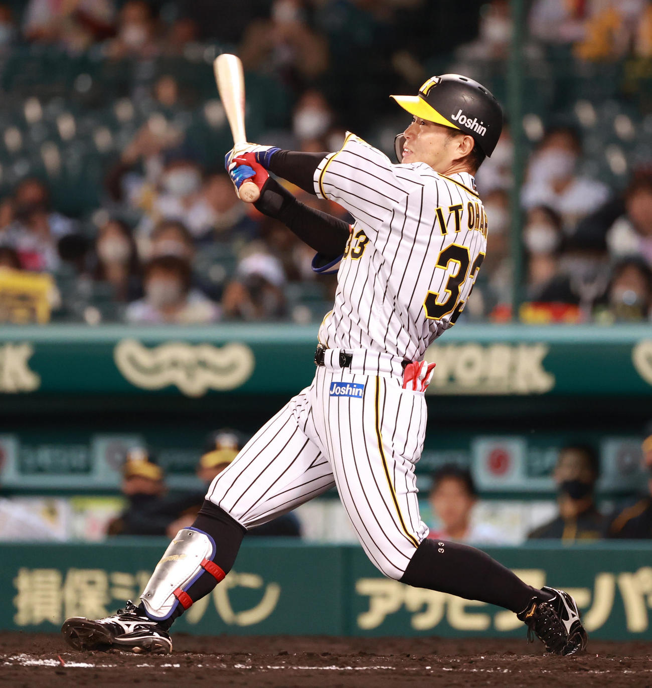 阪神対ヤクルト　5回裏阪神1死三塁、糸原は左前同点適時打を放つ（撮影・清水貴仁）