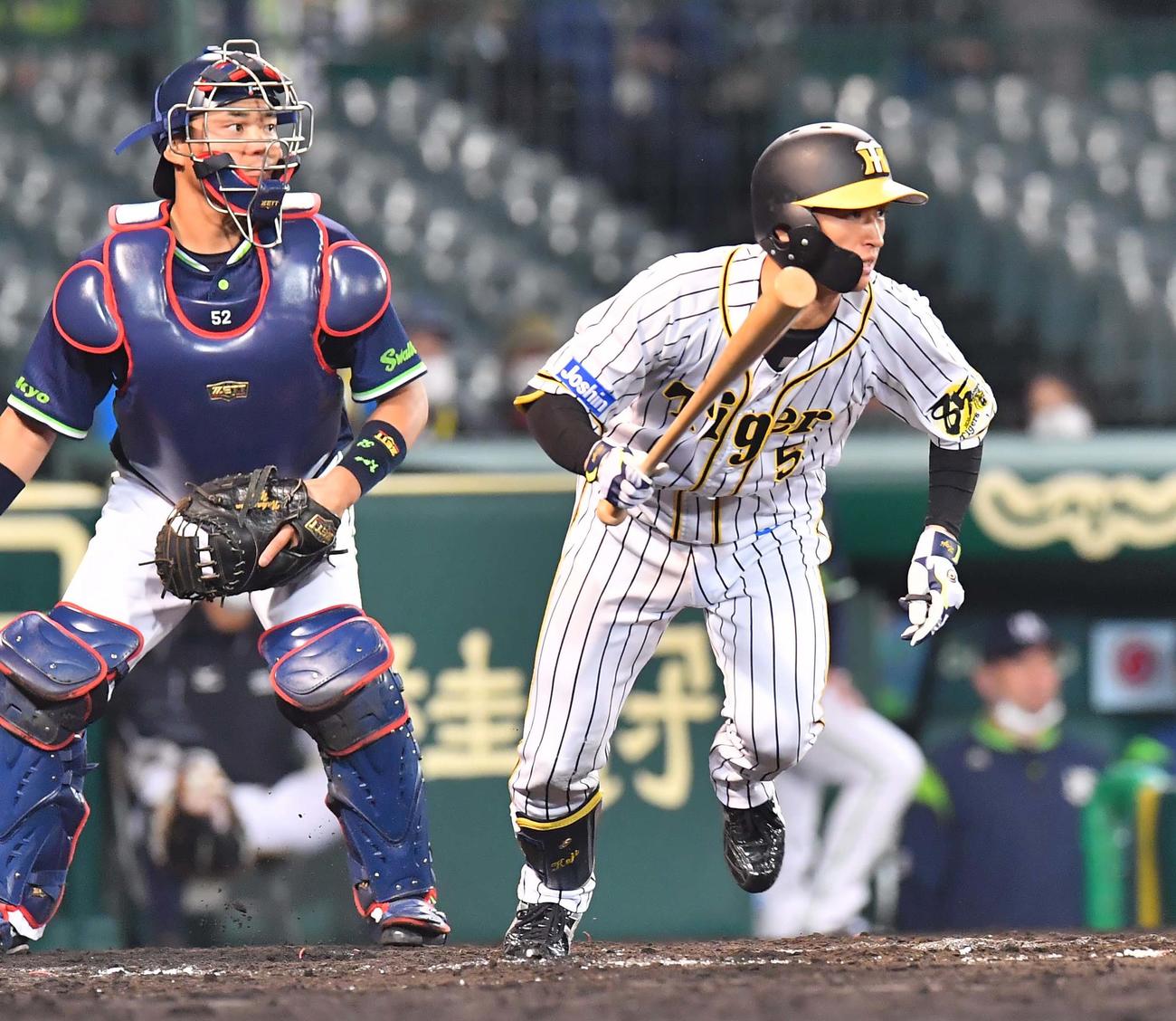 阪神対ヤクルト　10回裏阪神1死一塁、二直に倒れる近本光司。島田海吏がスタートを切って併殺となる（撮影・上田博志）