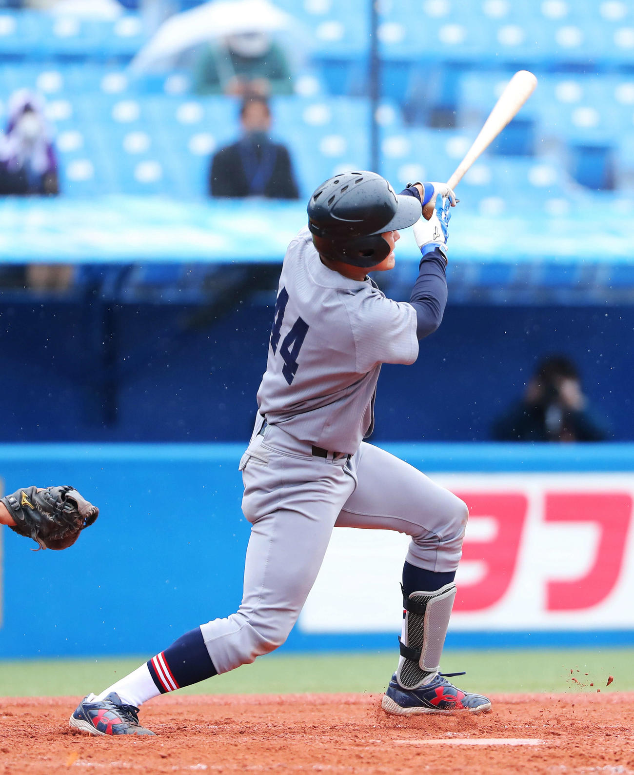 慶大対明大　5回表慶大2死満塁、勝ち越しの左越え満塁本塁打を放つ慶大・長谷川（撮影・河田真司）