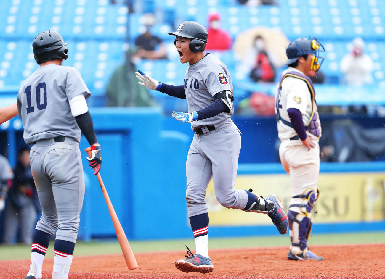 慶大対明大　5回表慶大2死満塁、勝ち越しの左越え満塁本塁打を放ち生還する慶大・長谷川（撮影・河田真司）