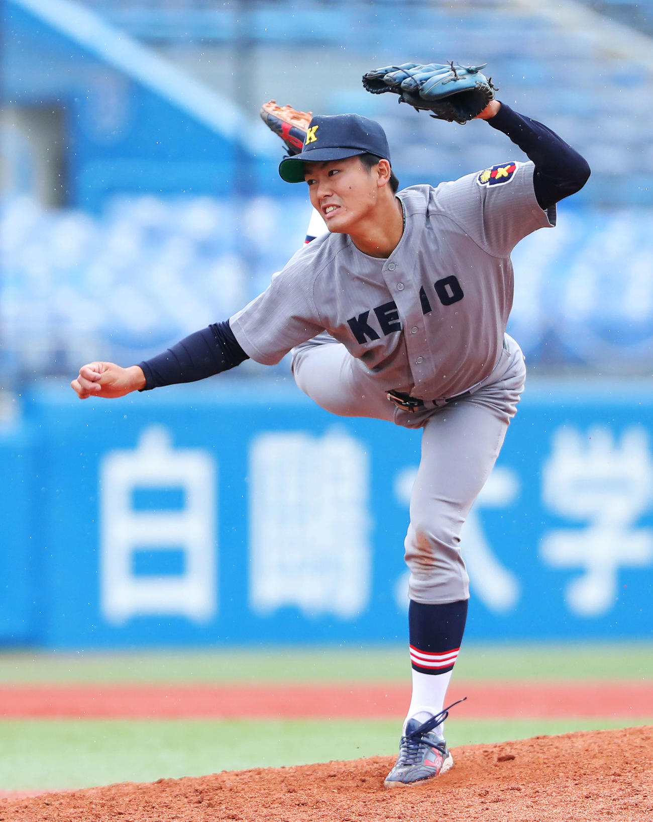 慶大対明大　4回裏明大無死、力投する慶大・長谷川聡（撮影・河田真司）