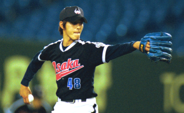 岩隈久志は8番手で登板し今季初勝利をあげる（01年5月撮影）