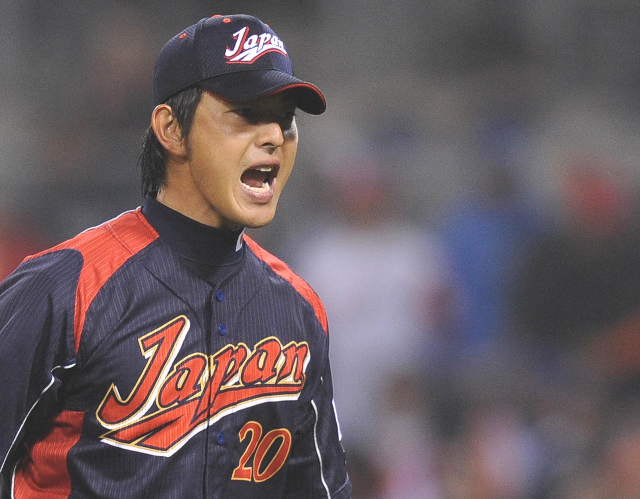 WBC第2ラウンド　キューバ対日本　4回裏キューバ2死一、三塁、打者・アンデルソンを三振に仕留め、叫ぶ日本岩隈久志（2009年3月18日撮影）