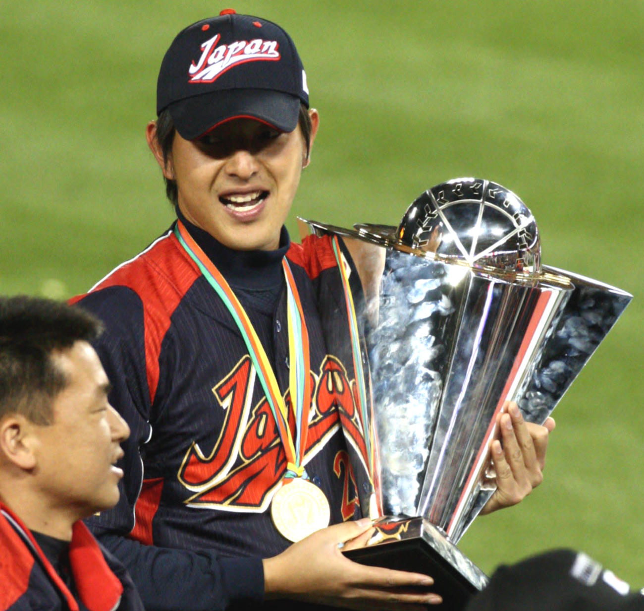 WBCに優勝しトロフィーを手にする岩隈（2009年3月23日撮影）
