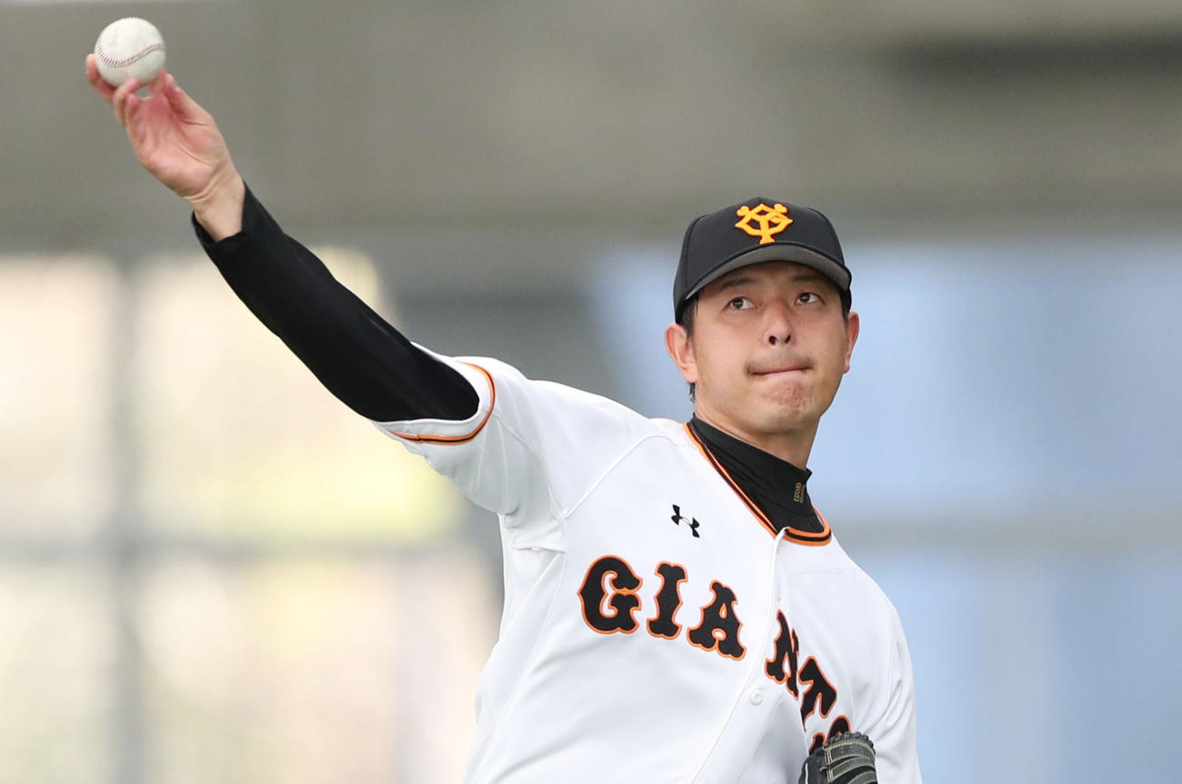 ユニホーム姿でキャッチボールを行う巨人岩隈（2019年2月7日撮影）