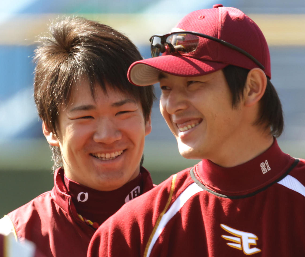 楽天練習　グラウンドで笑顔を見せる田中将大（左）と岩隈久志（2008年2月28日撮影）