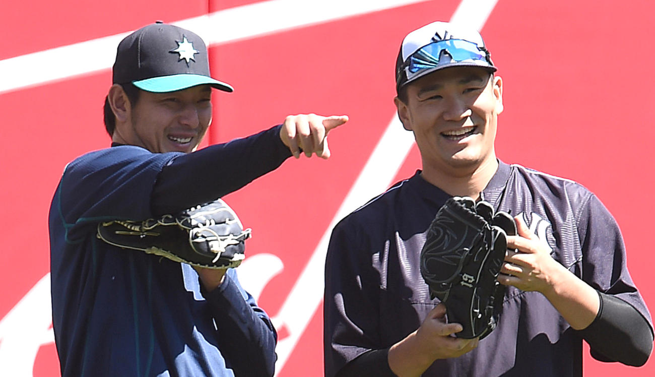 対決を翌日に控え、フィールドで談笑するヤンキース田中（右）とマリナーズ岩隈（2016年4月16日撮影）