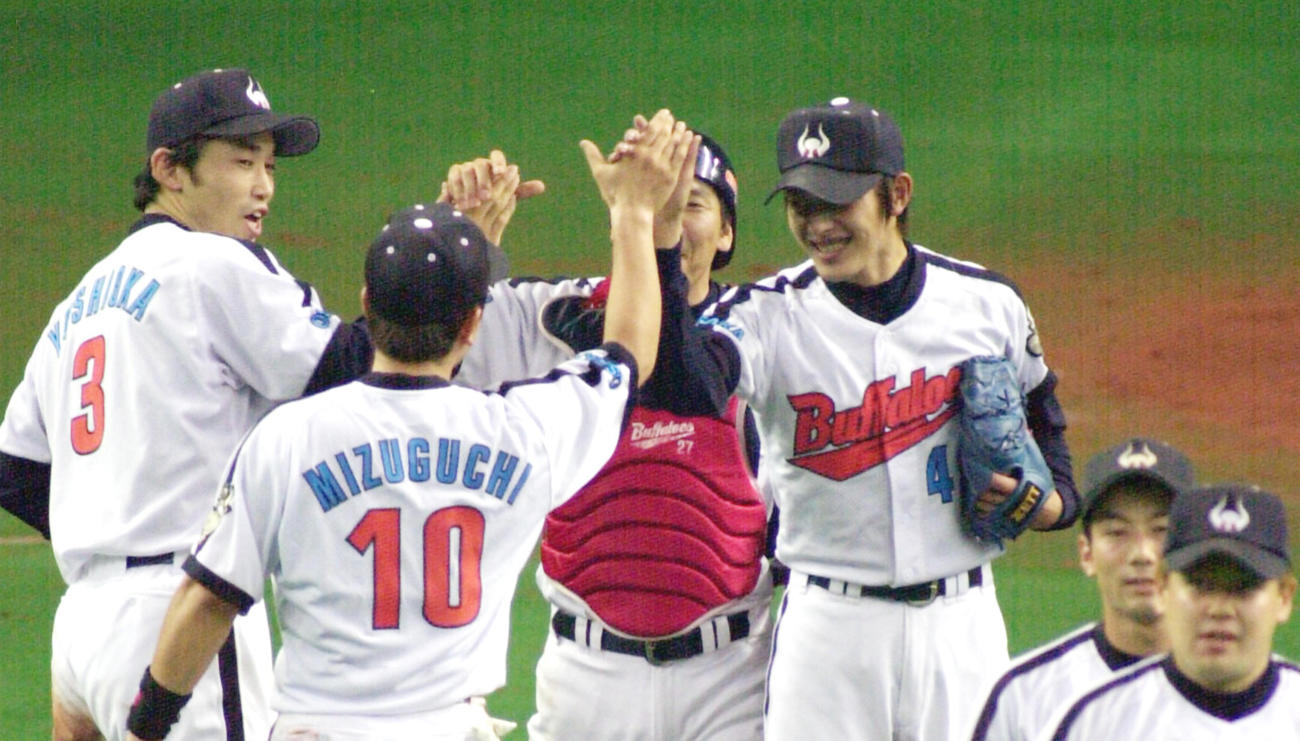 完封した岩隈久志はナインとハイタッチ（01年9月撮影）