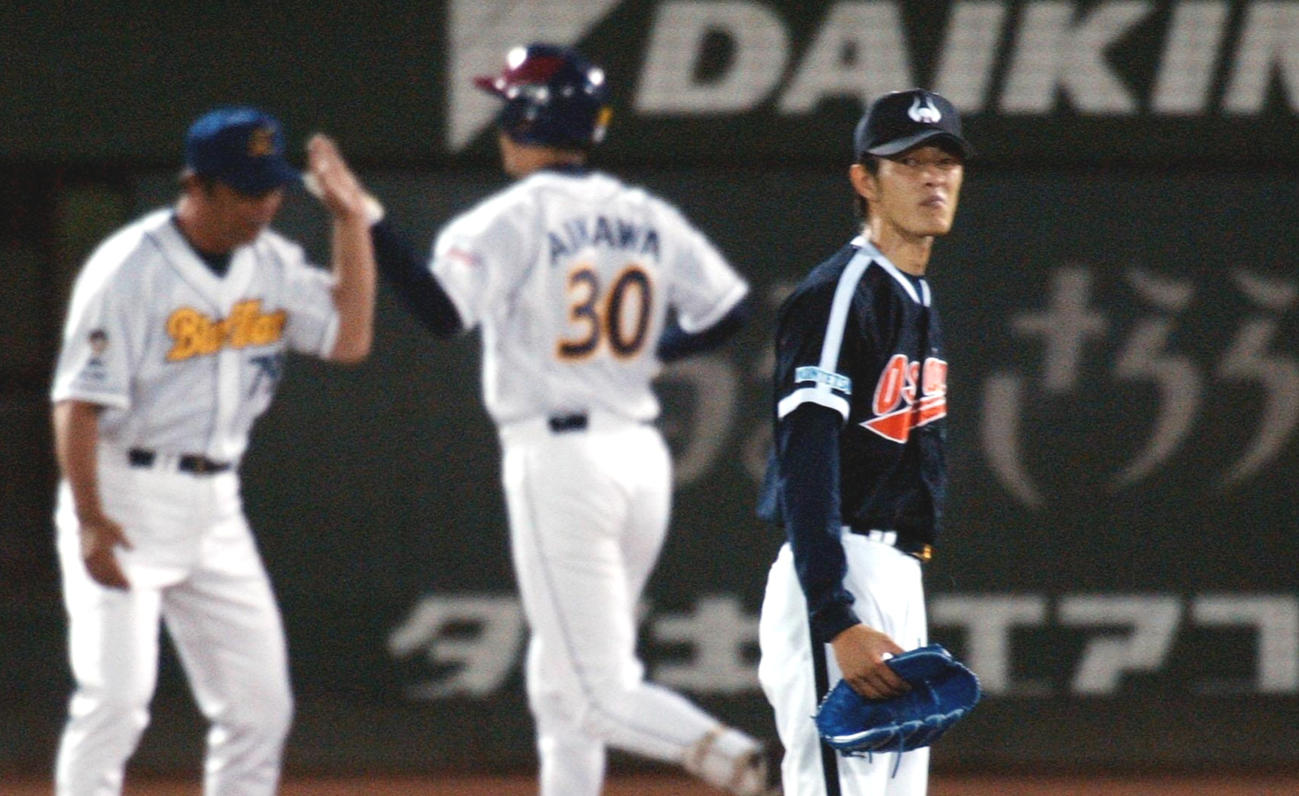 近鉄ラストゲーム　2回裏オリックス2死一塁、相川良太に左越え2点本塁打を打たれガックリする岩隈久志（04年9月撮影）