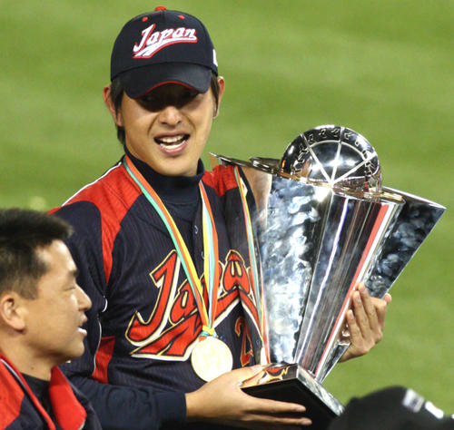 WBCに優勝しトロフィーを手にする岩隈（2009年3月23日撮影）