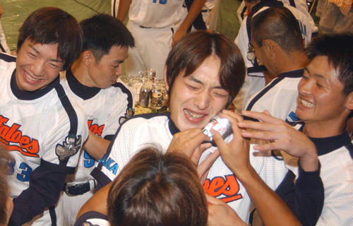 近鉄祝勝会　岩隈久志（中央）は胸元にビールを入れられる（01年9月撮影）