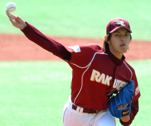 ロッテ対楽天　歴史的開幕戦で完投勝利の岩隈久志（05年3月26日撮影）