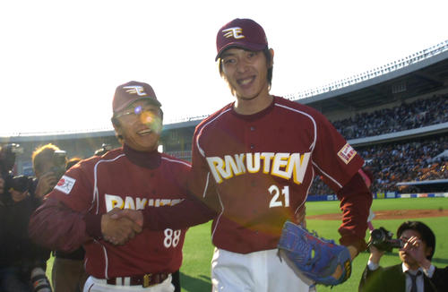 ロッテ対楽天　歴史的勝利を飾った田尾安志監督（左）は完投勝利の岩隈久志を歓喜の表情で出迎える（05年3月26日撮影）
