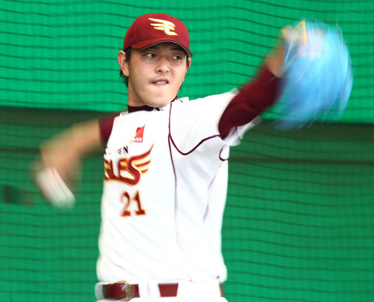 11年2月3日、岩隈はブレない。投球を超低速シャッタースピード50分の1秒（0.02秒）で撮影。両手は円軌道を描きブレて写し込まれているが、頭と肩付近は全く動かないため、止まって写し込まれている
