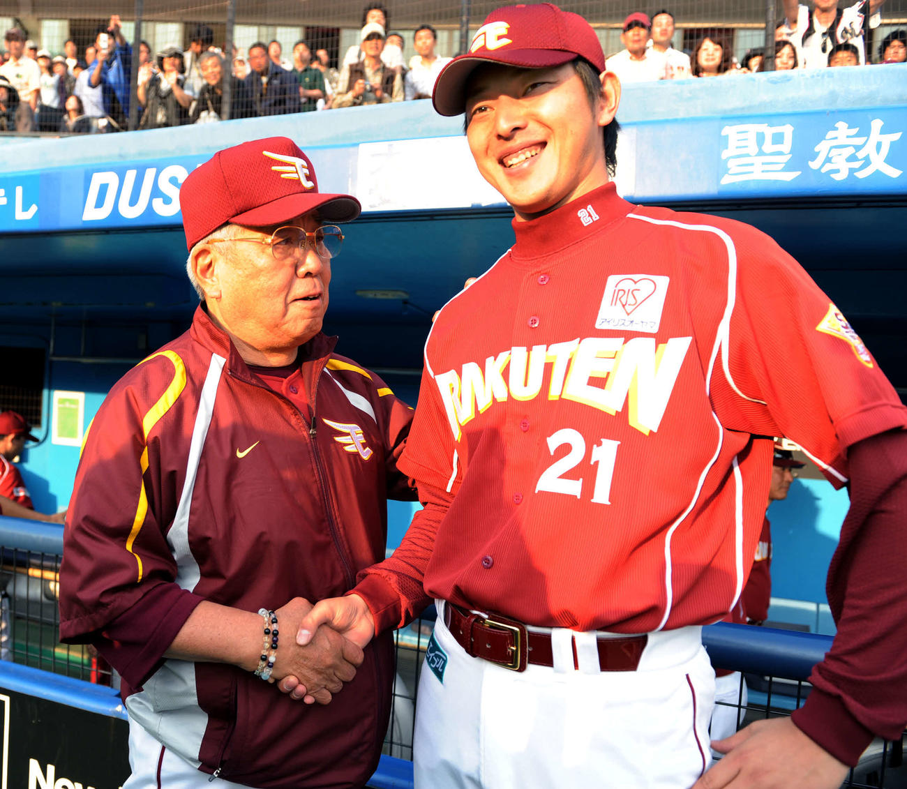 楽天時代、ロッテ戦で4勝目を挙げた岩隈久志(右)は野村克也監督と笑顔で握手する（09年5月9日）