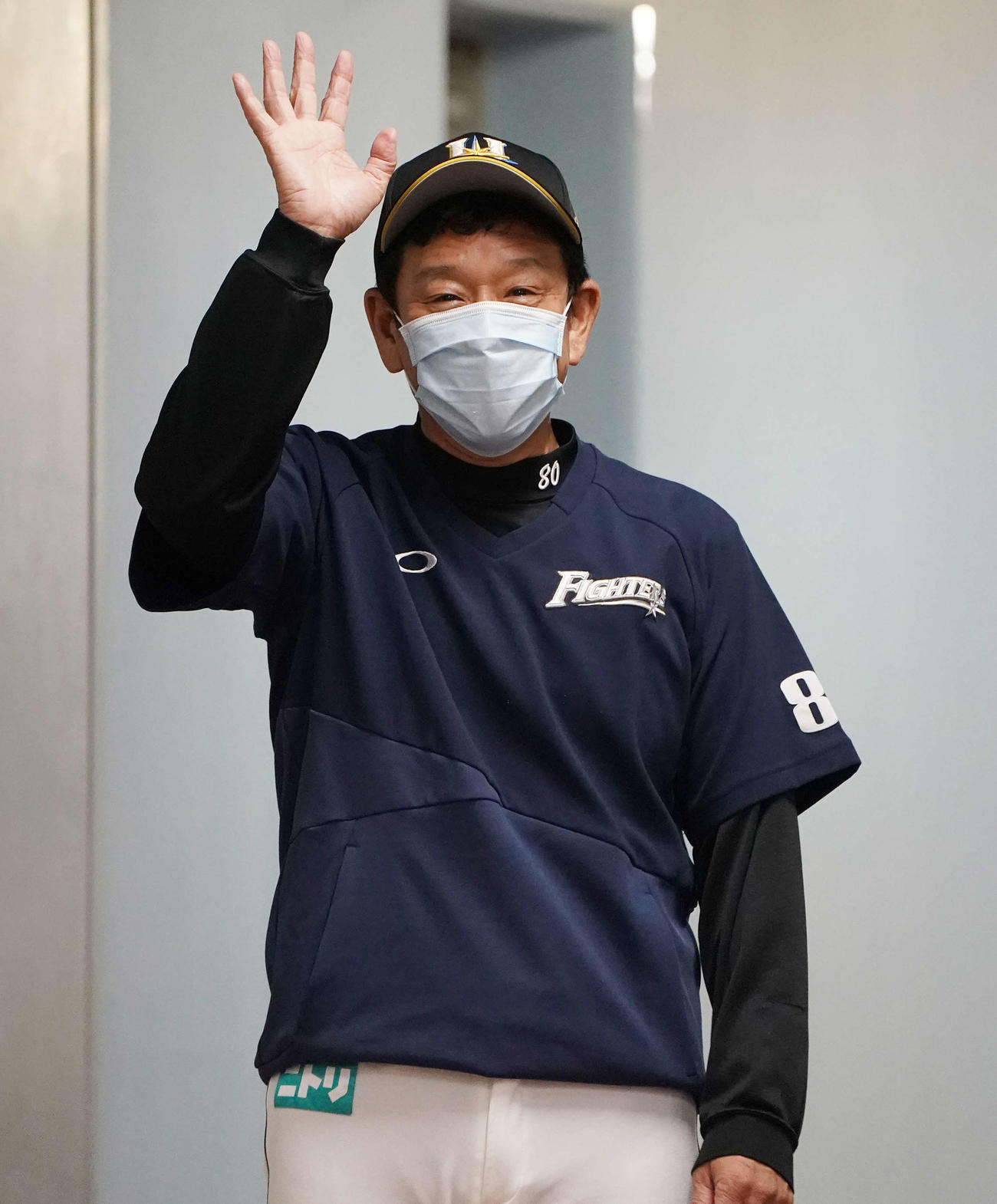 カメラを見つけ笑顔で手を振る日本ハム栗山監督（撮影・鈴木みどり）