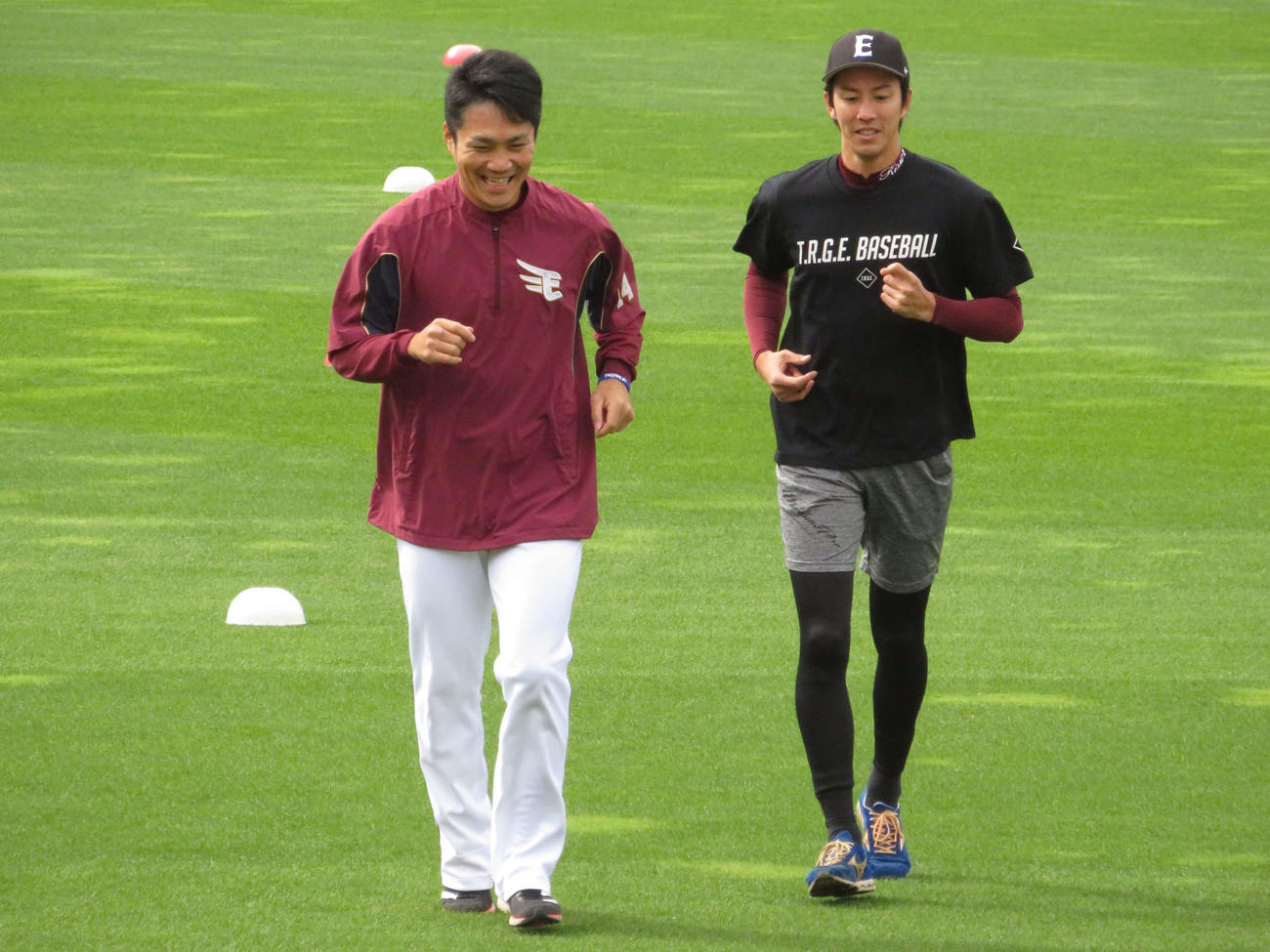 投手練習に臨んだ則本昂（左）と岸は仲良くランニングする